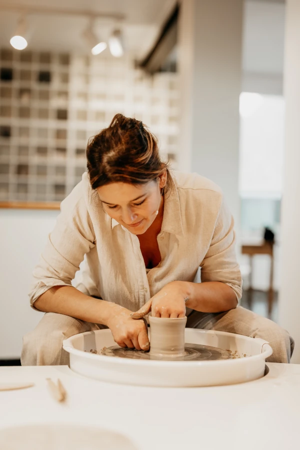 Karin van Meavia is een boetseerwerk aan het maken.