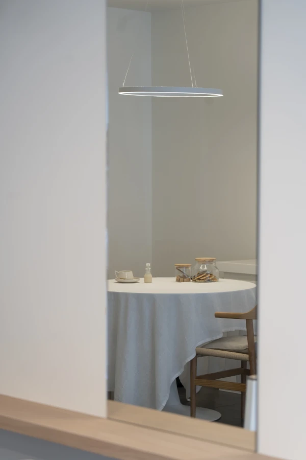 Interieur van kapperszaak. Er staan koekjes en een kop koffie op tafel.
