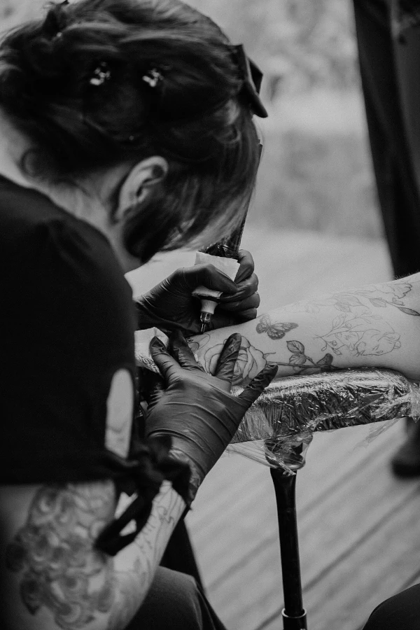 Er wordt een tattoo gezet op de arm.